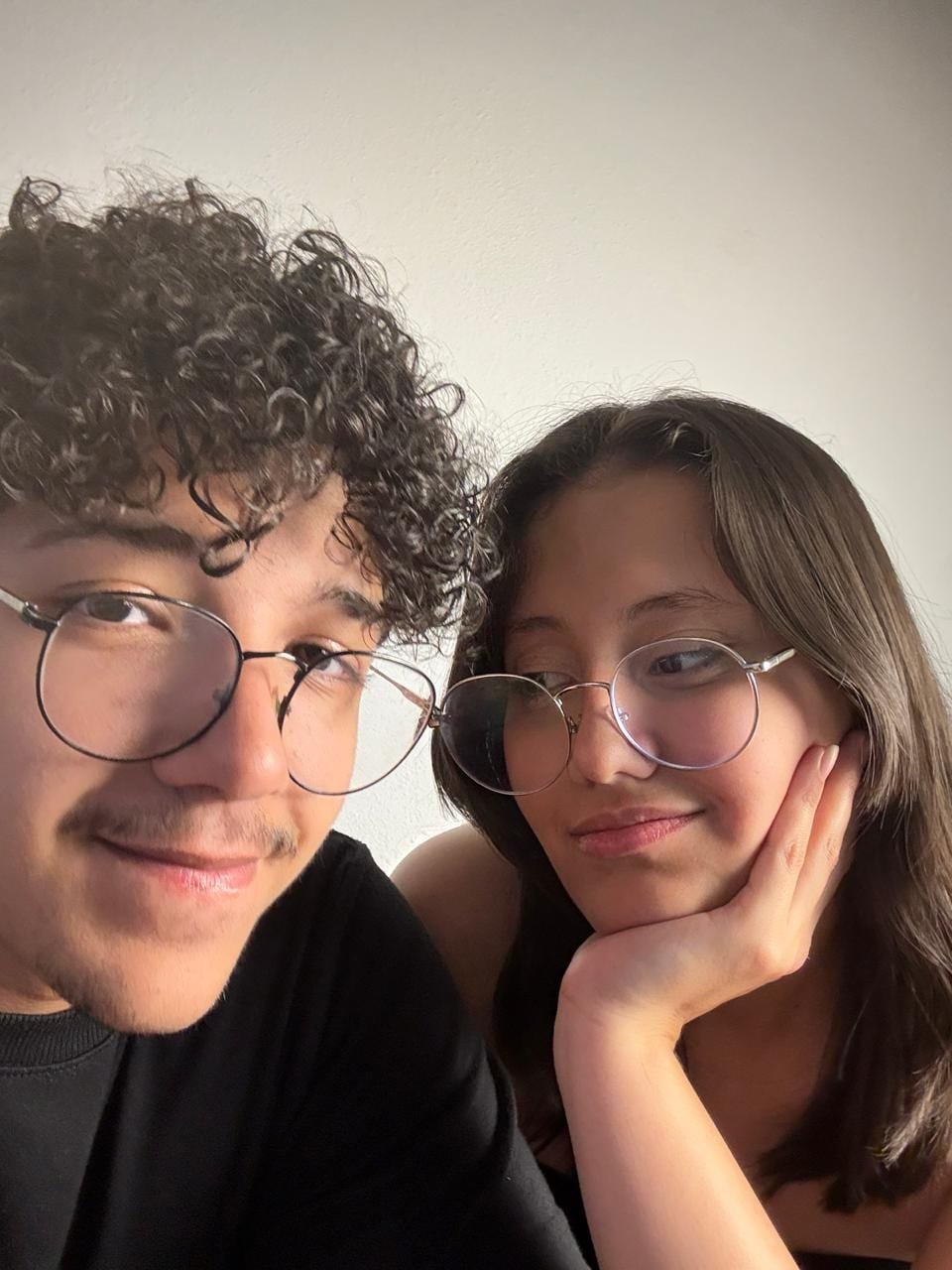 Foto de David e Giovana juntos sorrindo
