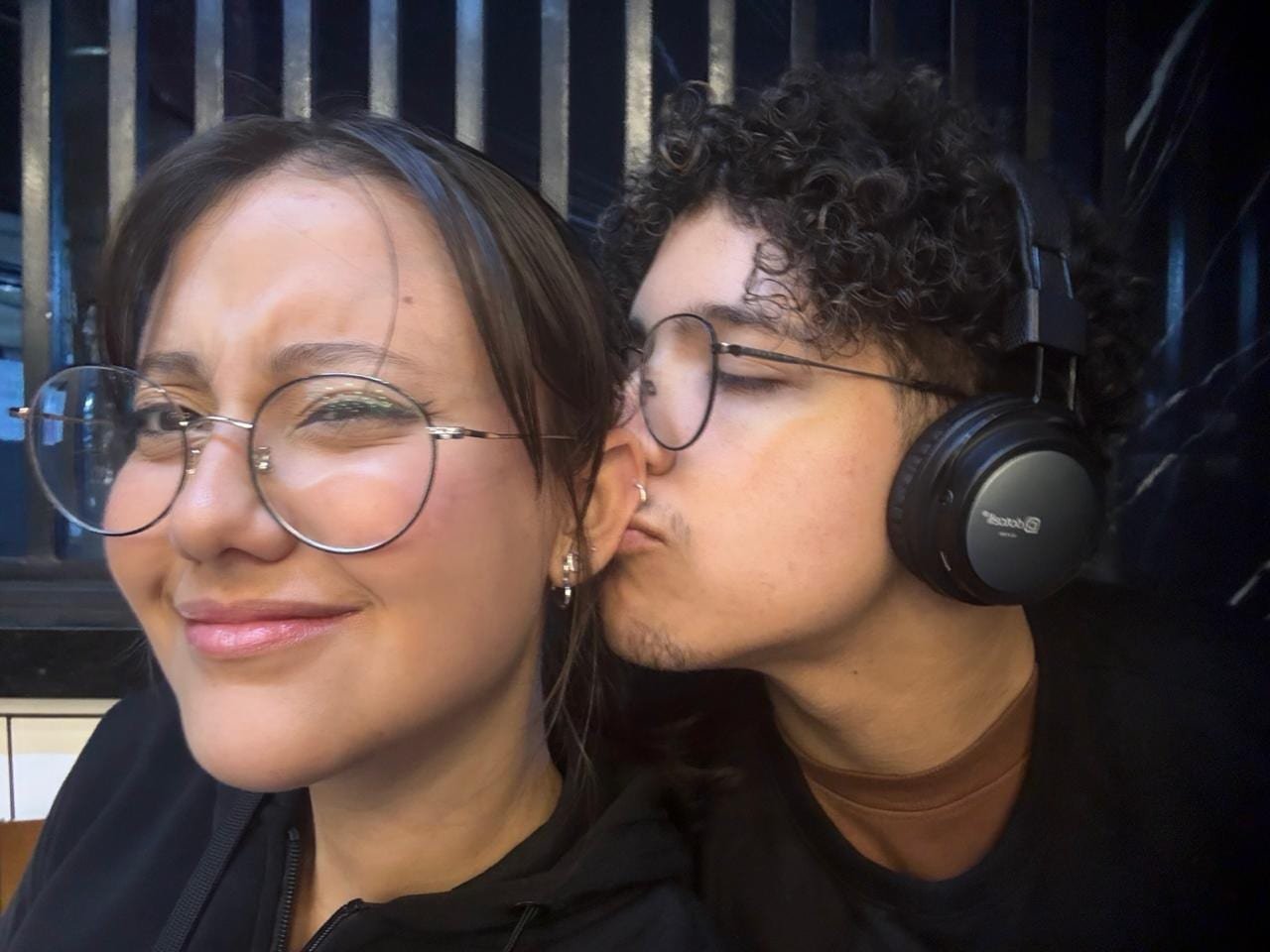 Foto de David beijando Giovana no rosto